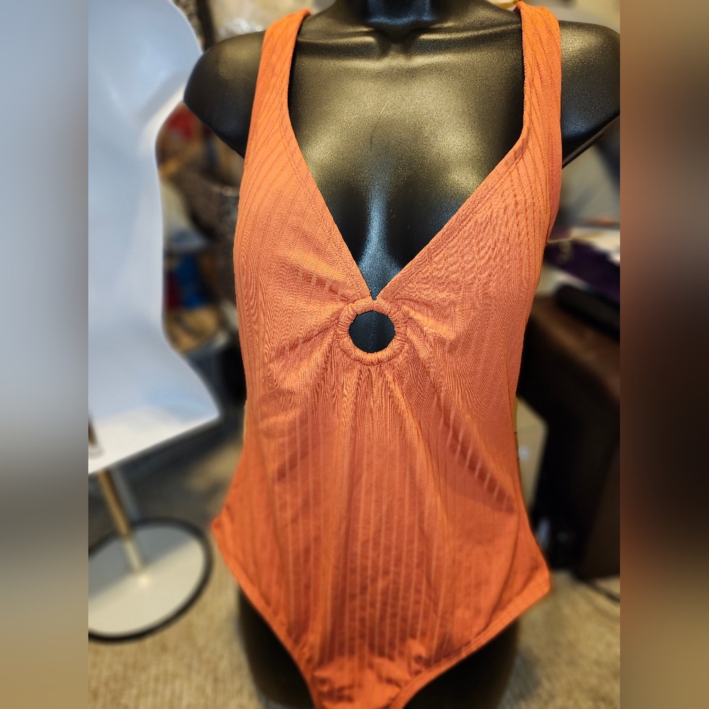 NWOT Kona Sol Key Hole criss cross swimsuit